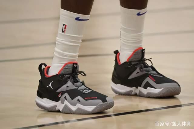 赵继伟12+8辽宁胜深圳 邹雨宸17+10北控胜同曦